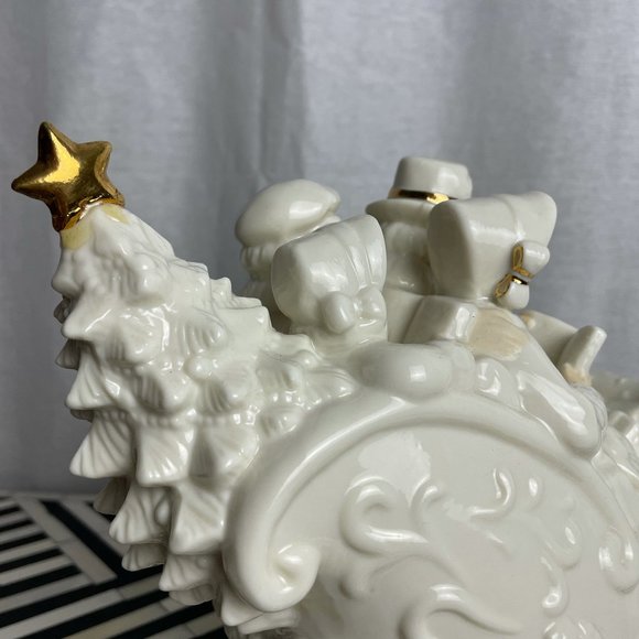 Vintage music box sculpted in a sleigh with caroling family - Picture 9 of 16
